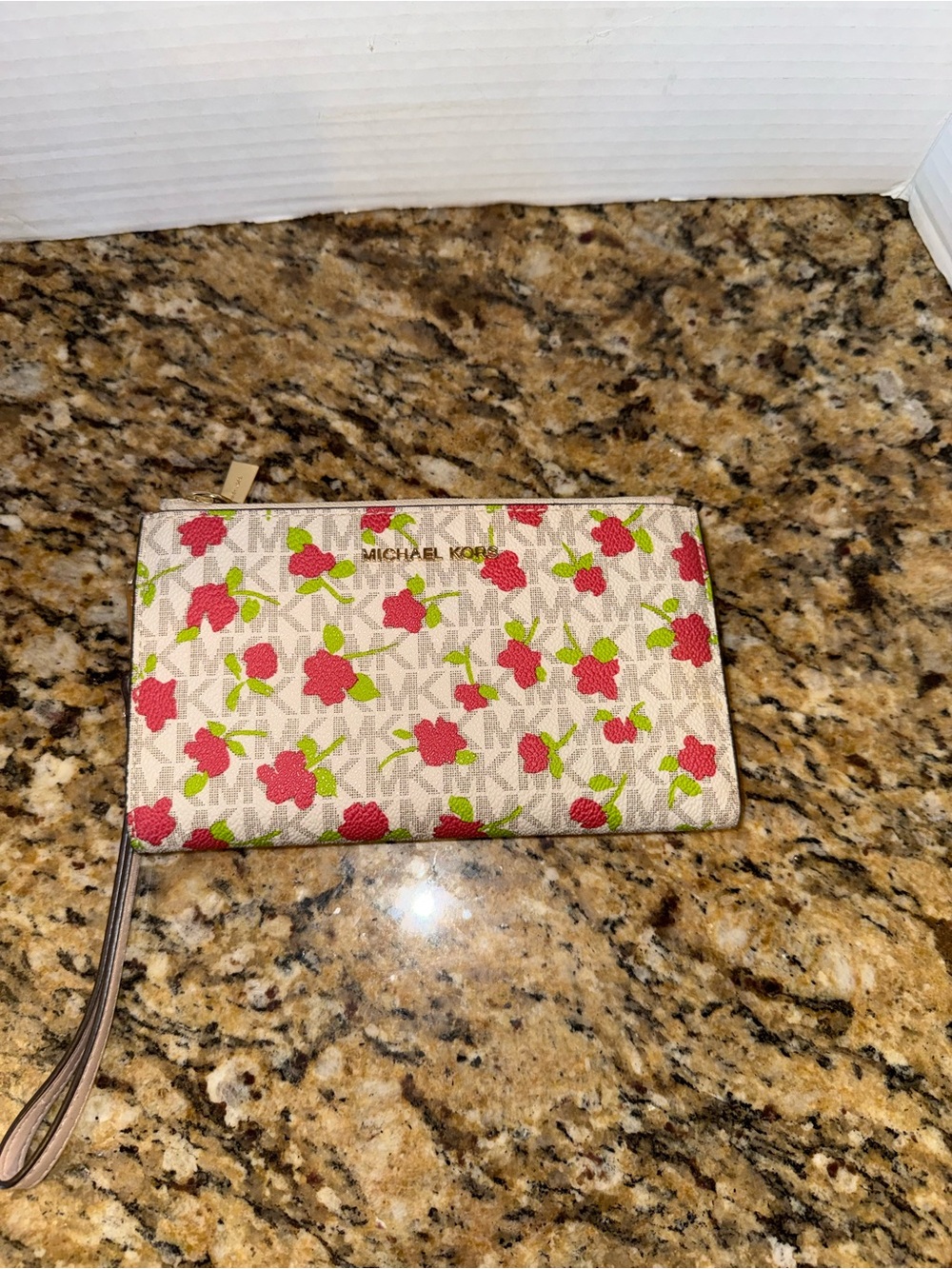 Michael Kors Jet Set Travel Wallet Wristlet Vanilla w red flowers. Floral